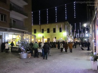 "Aspettando il Natale" 2012: assaggi offerti dai commercianti di via San Martino, Cesare Battisti e piazza Saffi
