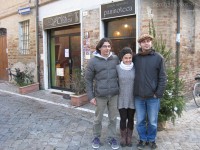 Laura Gattanella del bar Les Chattes e i rappresentanti dell'Associazione Cirkolistico