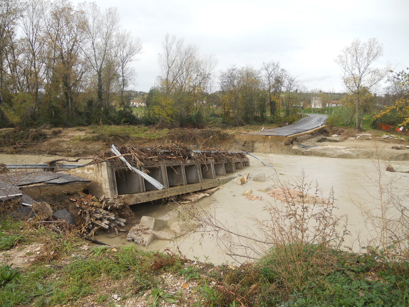 Il guado sul fiume Cesano crollato