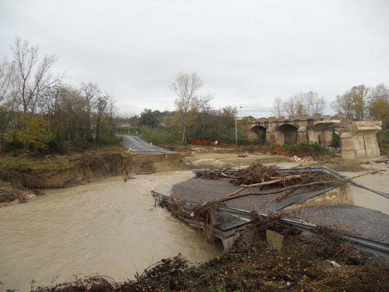 Il guado sul fiume Cesano crollato a fianco del vecchio ponte crollato un anno prima