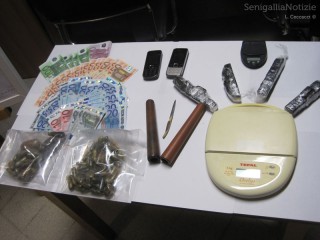 Stupefacenti, denaro e strumenti sequestrati