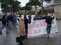 Proteste di Precari United contro la Cisl di Senigallia