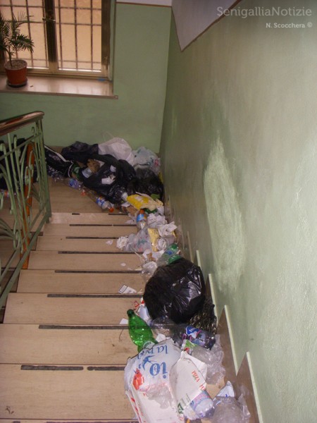 I rifiuti lasciati da Precari United alla sede della Cisl di Senigallia