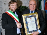 Andrea Bomprezzi conferisce la ciitadinanza onoraria di Arcevia a Fausto Fioroni