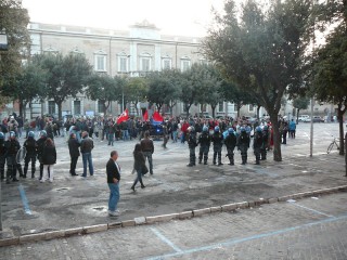 Csoa Mezza Canaja e coordinamento migranti Terza Italia di fronte alla Polizia in piazza Garibaldi in assetto antisommossa: manifestazione contro la Lega Nord di sabato 17 ottobre 2009