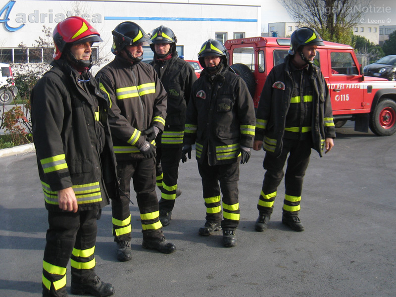 I vigili del fuoco intervenuti in via dei Gerani a Senigallia