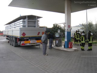 i Vigili del Fuoco nel deposito abusivo di metano in via Mattei, a Senigallia
