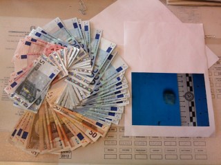 I soldi e la droga rinvenuti addosso all'arrestato dalla Polizia a Senigallia