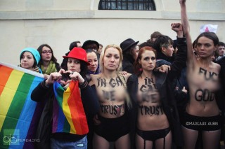 Le attiviste del Femen:“In Gay We Trust”