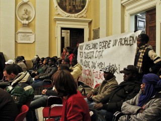 I profughi accolti all'hotel Lori protestano in consiglio comunale