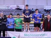 Nicolò Appolloni, secondo da sinistra, sul podio di Monterotondo