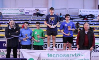 Nicolò Appolloni, secondo da sinistra, sul podio di Monterotondo