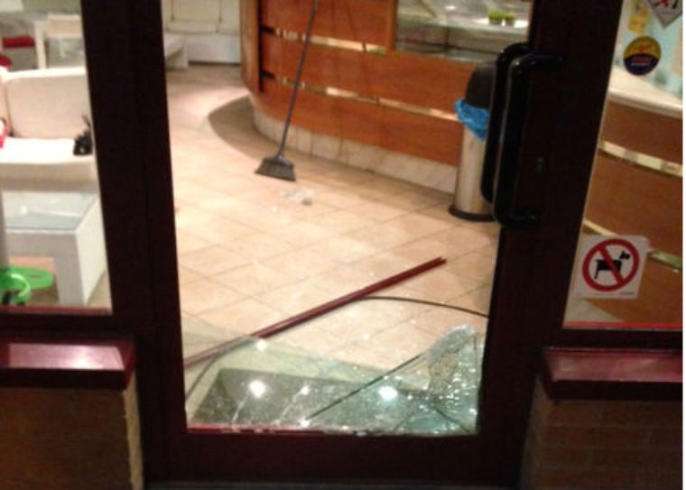 La vetrina rotta dai ladri al Roxy Bar
