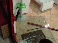 Un'altra immagine della vetrina rotta al Roxy Bar di Senigallia