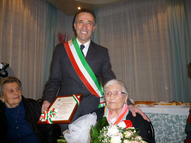 Il sindaco di Castelleone Giovanni Biagetti con Amalia Bellucci