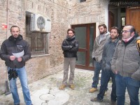 Precari United davanti ai Servizi Sociali per parlare del bando di disoccupazione