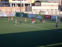 Bracciotti stacca di testa e firma il gol dell'Elpidiense contro la Vigor Senigallia