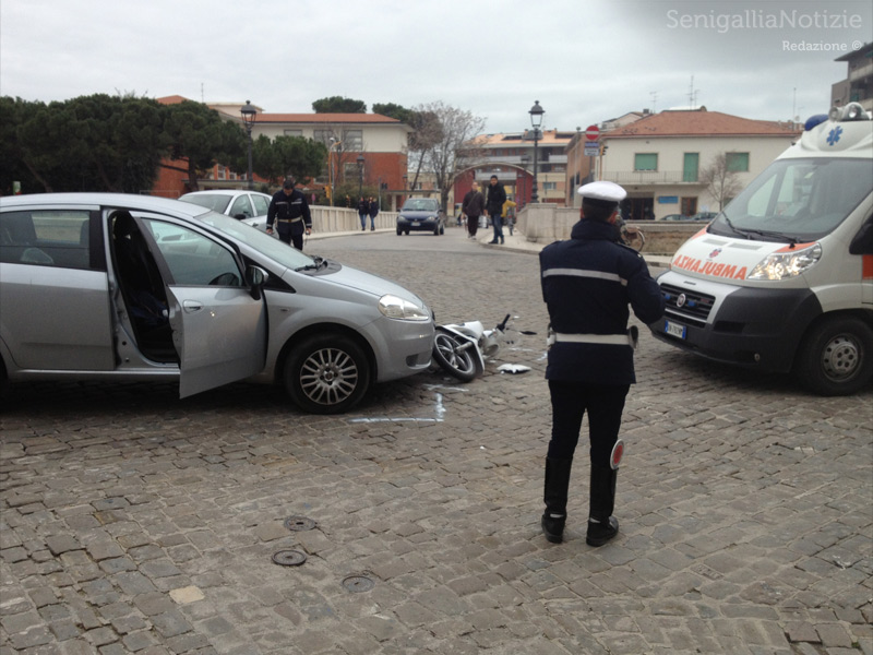 Incidente all'incrocio tra via Cavallotti e via Portici Ercolani
