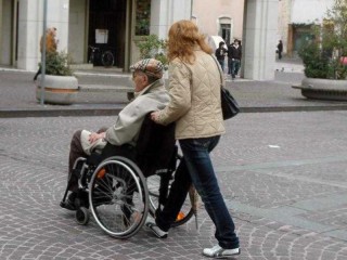 Un anziano con la propria badante