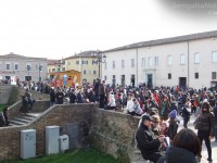 Il Carnevale 2013 a Senigallia: folla in piazza del Duca per la sfilata dei carri