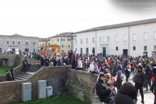 Il Carnevale 2013 a Senigallia: folla in piazza del Duca per la sfilata dei carri