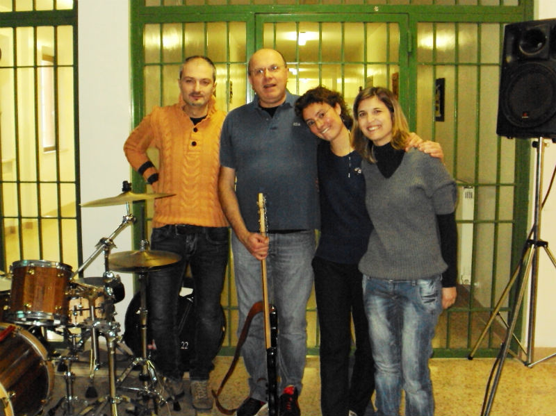 Da sinistra verso destra: Andrea Brunelli, Andrea Celidoni, Giulia Torbidoni e Marika Profiliall’interno del carcere di Barcaglione