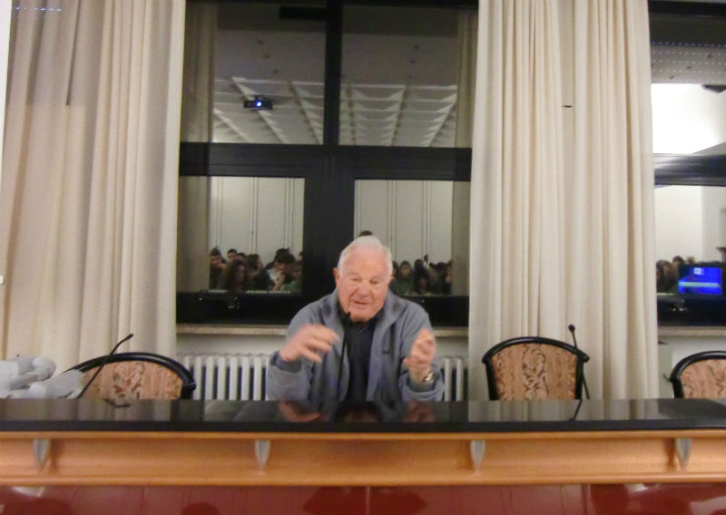 Il dott. Lucio Massaccesi parla di AVIS all'Istituto "Panzini"