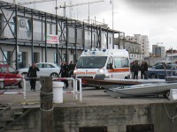 Operazioni di salvataggio di una persona al porto di Senigallia