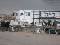 Operazioni di salvataggio di una persona al porto di Senigallia
