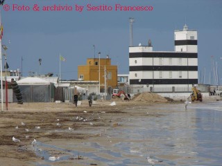 Situazione in spiaggia dopo la mareggiata a Senigallia - Foto di Francesco Sestito
