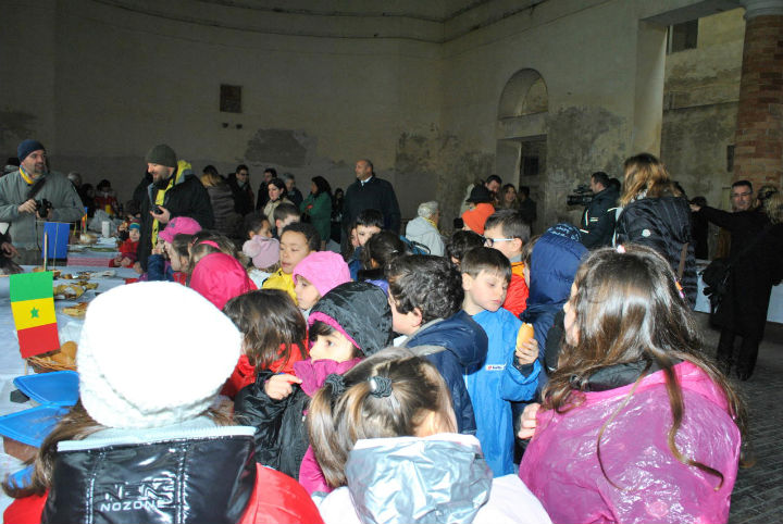 Tanti giovani alla Colazione multietnica (foto del Panzini)