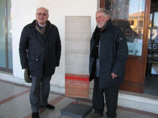 Sante Arduini e Gastone Mosci con un totem dell'artista urbinate