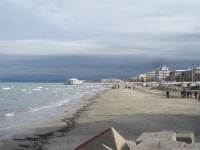 Persone a passeggio sulla spiaggia di Senigallia