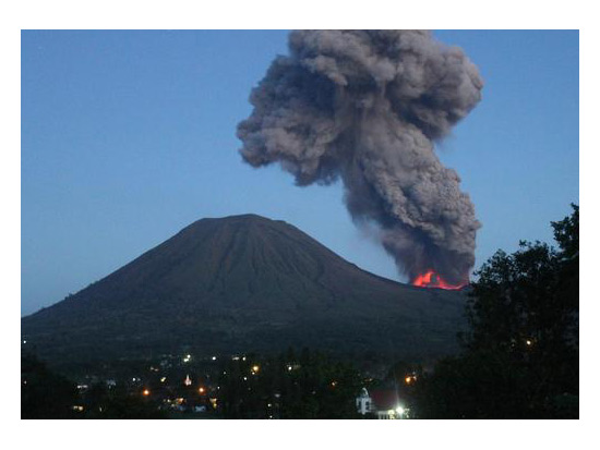 Marzo 2013: eruzione del vulcano Lokon, in Indonesia