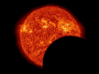 Eclissi parziale di sole dovuta al transito della luna. Photo: Nasa Solar Dynamics Observatory (SDO)