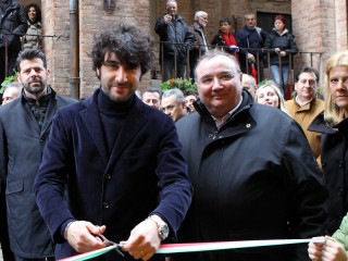 Matteo Principi taglia il nastro del nuovo punto IAT di Corinaldo