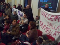 Tanti cittadini in Comune durante il Consiglio sul taglio alle merende nelle scuole d'infanzia