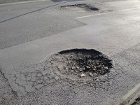 Una buca in una strada