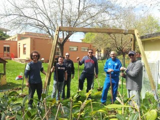 I preparativi per il giardino della 'Scuola Arcobaleno'