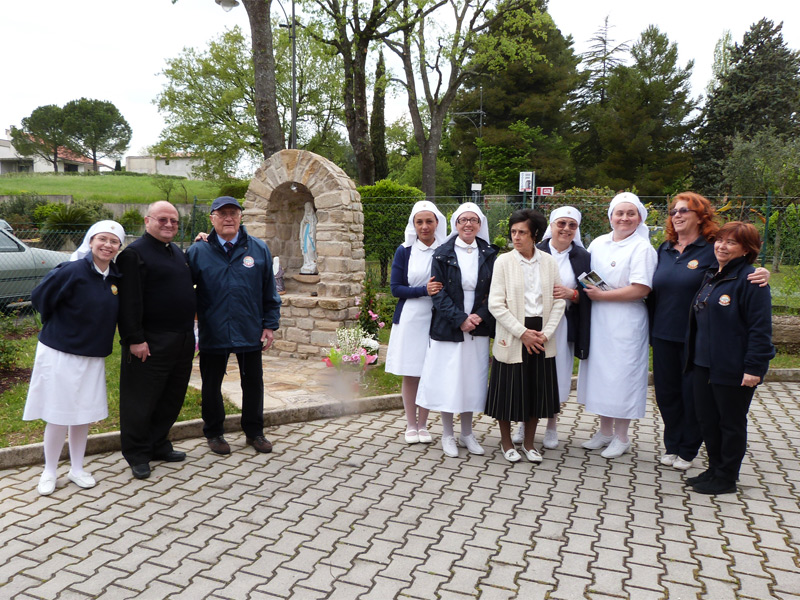 Il gruppo corinaldese dell'Unitalsi e Ornella Mori di fronte all'edicola Madonna di Lourdes