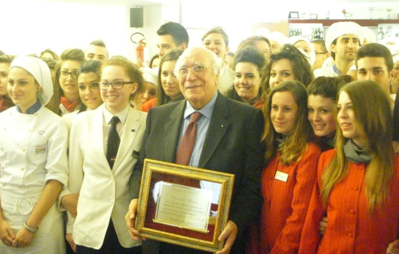 Giovanni Rana assieme ad alunni e personale dell'Istituto "Panzini" di Senigallia