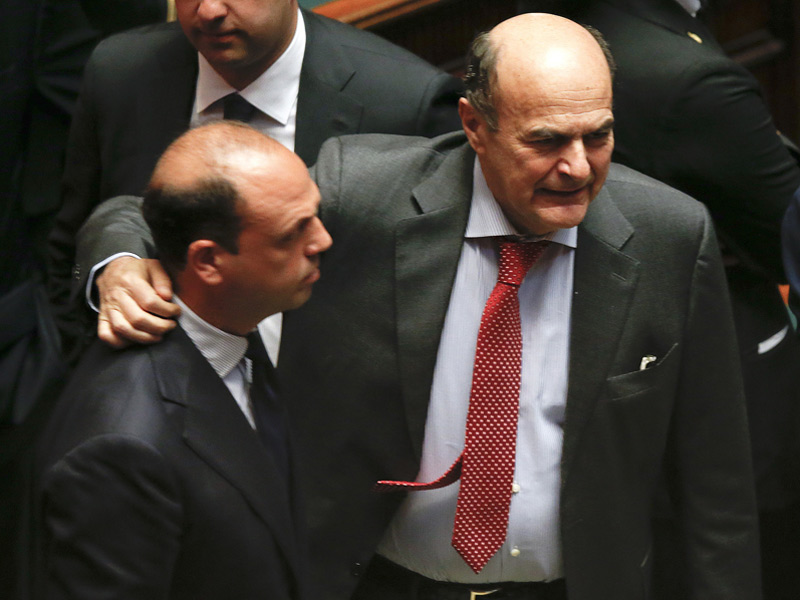 L'abbraccio tra Angelino Alfano e Pierluigi Bersani dopo l'elezione di Giorgio Napolitano a (nuovo) presidente della Repubblica
