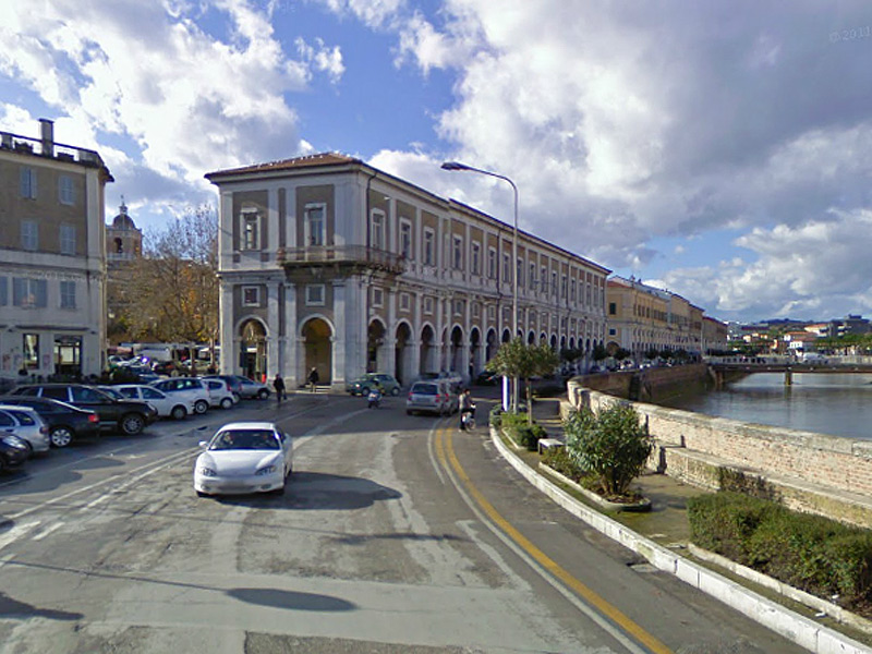 Senigallia: al centro palazzo Gherardi e i Portici Ercolani