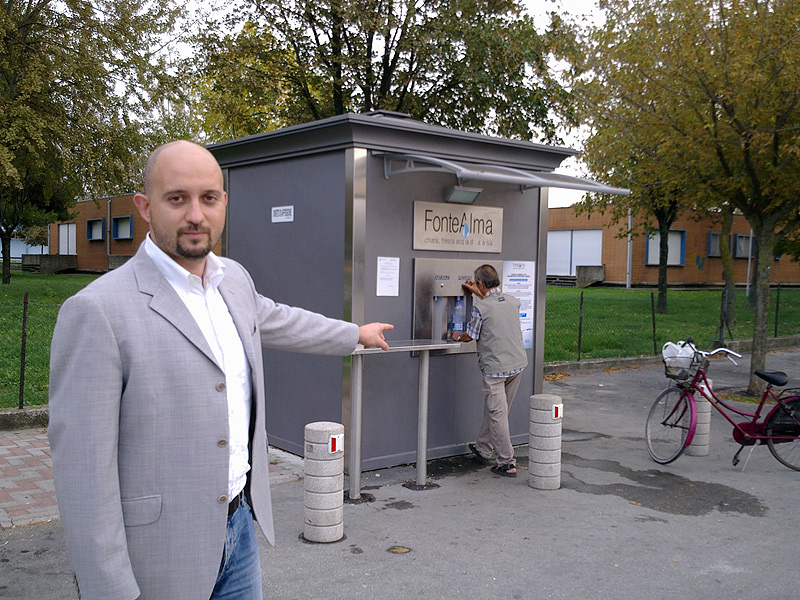 Il capogruppo della Lista Per Cambiare, Carlo Diotallevi, di fronte al distributore di fonte Alma a Mondolfo