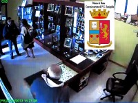 Tentato furto in gioielleria: l'arrivo della Polizia