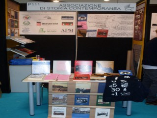 Lo stand dell'Associazione di Storia Contemporanea a Torino (Salone libro)
