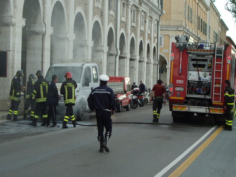 Incendio ad un furgone lungo via Portici Ercolani