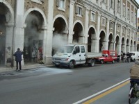 Il furgone che va a fuoco in via Portici Ercolani