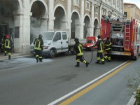 Prende fuoco un furgone a Senigallia lungo via Portici Ercolani
