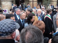Laura Boldrini saluta il pubblico di Arcevia